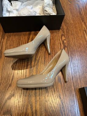 Ellen Tracy Glossy Nude Patent Platform Pumps